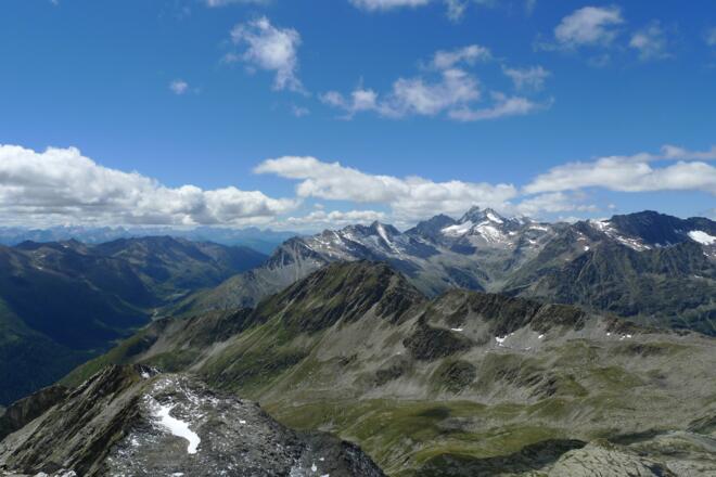 Blick vom Gipfel nach Süden, erkennbar die Strasse zum Staller Sattel, halbrechts der Hochgall