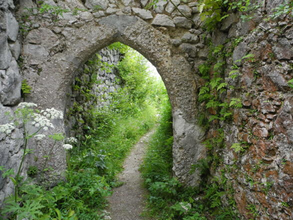 Durch diesen Torbogen betreten wir das Gelände der Ruine. 
