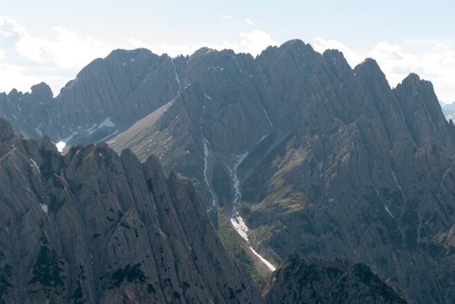 Blick vom Gipfel der Großen Gamswiesenspitze auf den Spitzkofel (mit 2717m der höchste Berg der Lienzer Dolomiten)