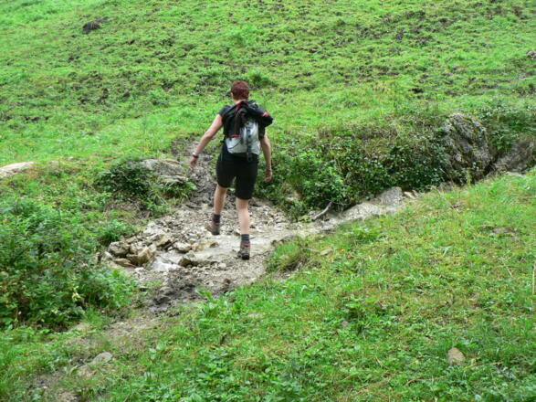 Wir überqueren den Bach ...