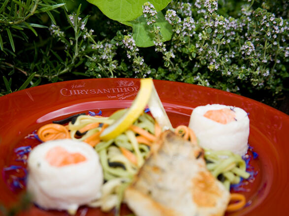 Frische Kräuter ergänzen das leckere Gericht