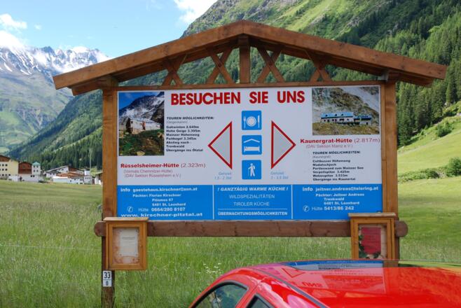 Infotafel am Parkplatz für Rüsselsheimer Hütte und Kaunergrathütte