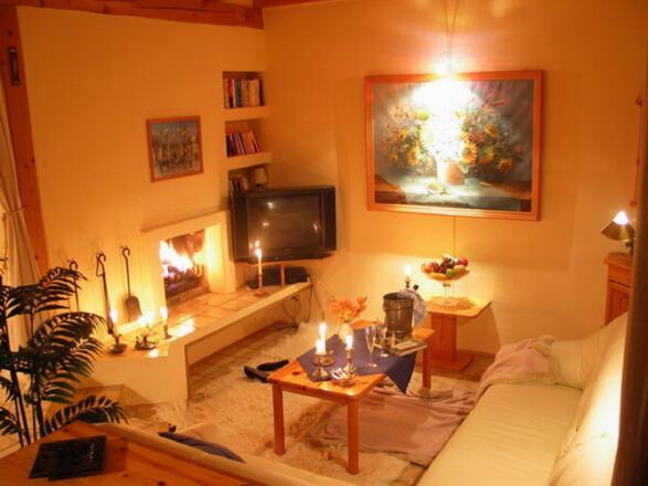 Wohnzimmer mit brennendem Kaminfeuer