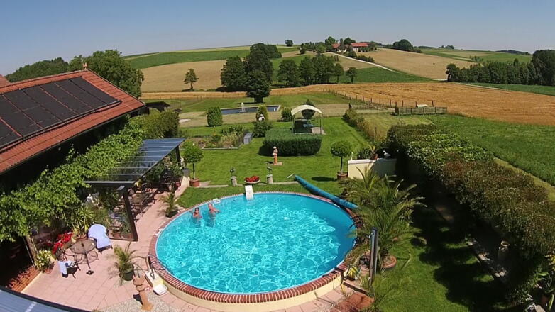 Großzügige Schwimmbad Anlage