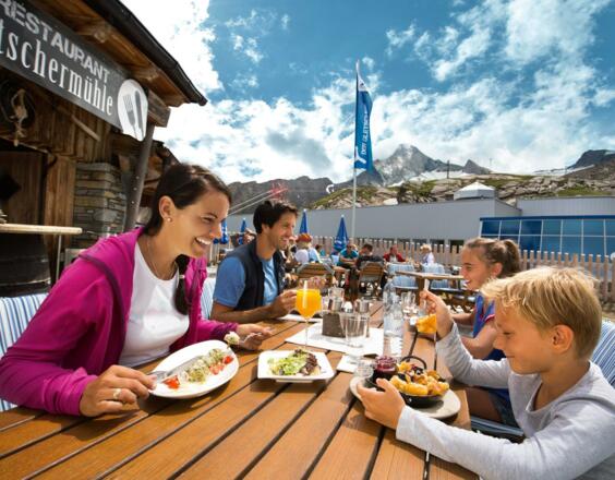 Verdiente Pause im Bergrestaurant Gletschermühle auf 2.450 Meter Seehöhe