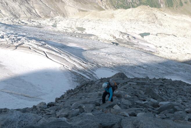 Auf dem Felsrücken zwischen Gletscher und Gipfelfirn