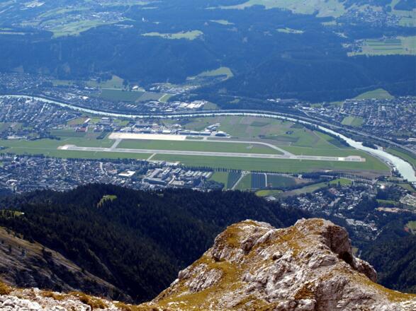 Tiefblick zum Innsbrucker Flughafen