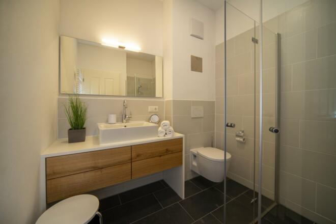 1. Bad mit Dusche und WC