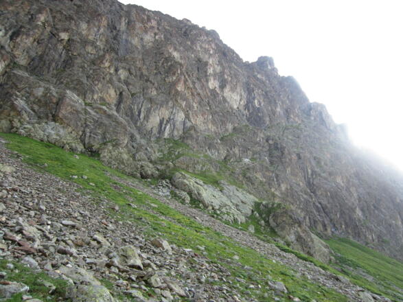 die Route führt über die markante Rampe zum eigentlichen Einstieg