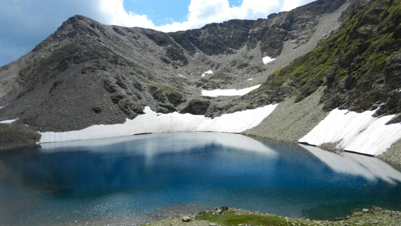 Degenhornsee und Kleines Degenhorn; über den Grat geht es zum Großen Degenhorn
