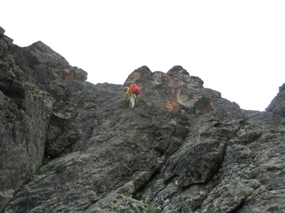 im gestuften Gelände (links an den Köpfen vorbei zum Stand)