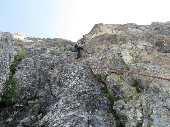 vom Einstieg führt die Route die deutliche Verschneidung hinauf (mehrere BH)