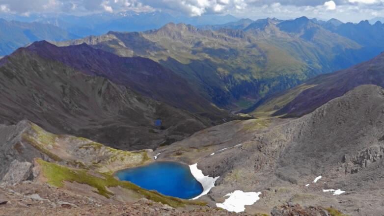 Degenhornsee gesehen vom Kleinen Degenhorn; rechts der Bildmitte unten die Volkzeiner Alm