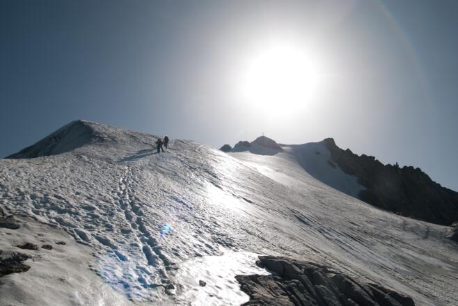 Gipfelfirn mit dem ersten steilen Aufschwung