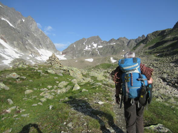 Zustieg - am großen Steinmann rechts