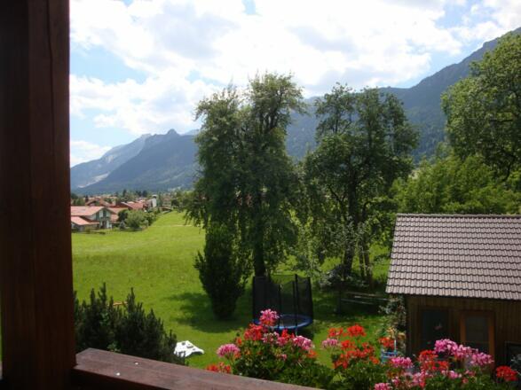 Blick von Fewo Zugspitzblick in den Garten