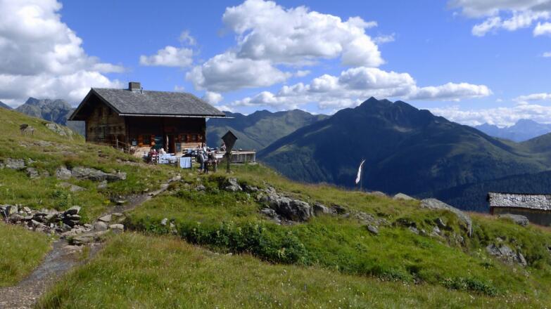 Die Seespitzhütte auf hoher Aussichtswarte