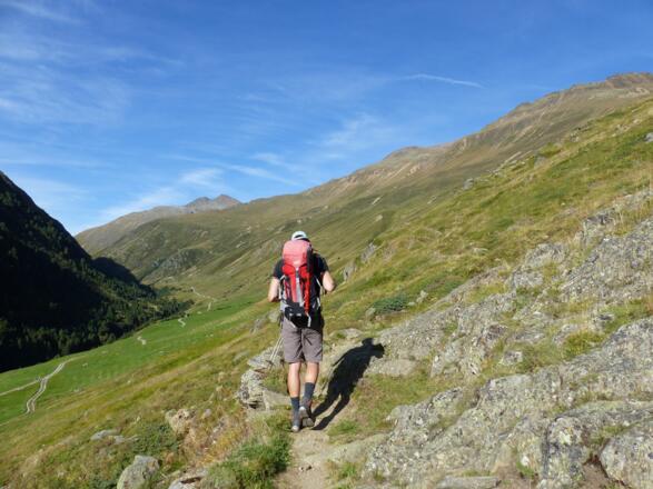 Über alpine Wiesen geht es über den Kuhberg rasch in die Höhe.