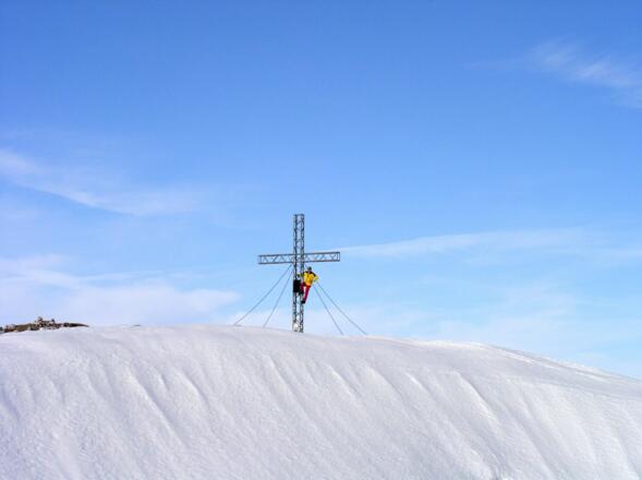 Blick zum Gipfelkreuz vom Schönberg 2090m