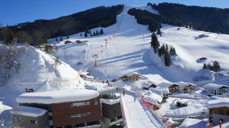 Bürglalmbahn Talstation Winter mit Marlies Schild Rennstrecke