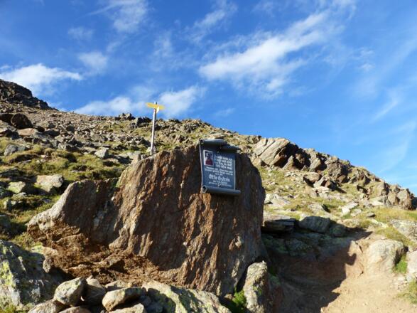 Oberhalb eines Denkmales weist nochmals eine Wegtafel zum Urkundkolm.