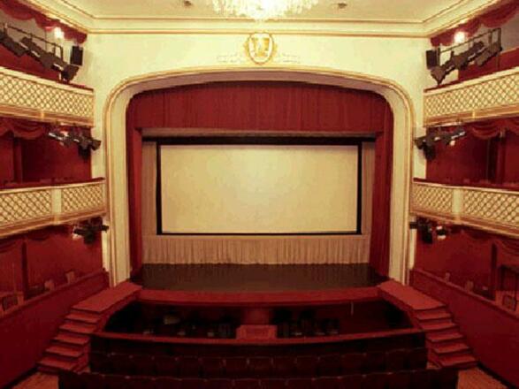 Stadttheater Gmunden Bühne mit Leinwand