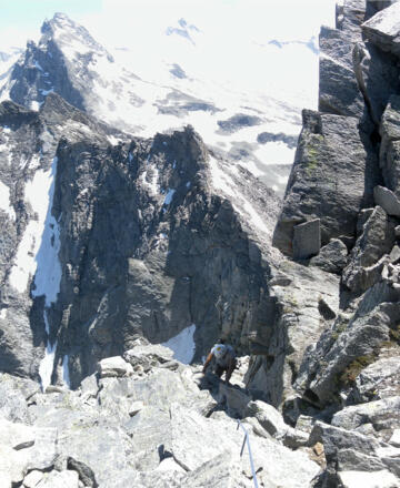 Anstieg östlich des senkrechten Gipfelfelses