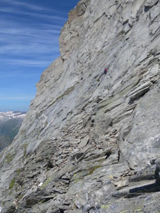 unteres Band und Kletterer in der kurzen Variante IV+. Die weiße Linie links führt zum oberen Band