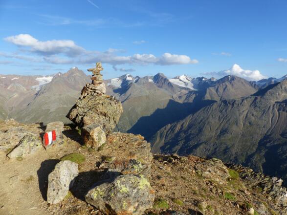 Nach einem schönen Aufstieg, erreichen wir auf 3113 m einen kleinen Steinmann.