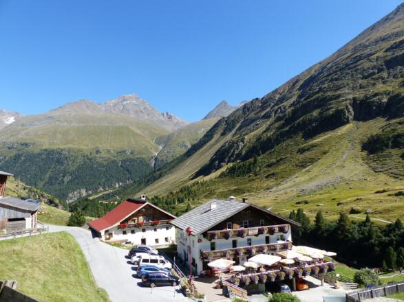 Beim Rofenhof stärken und dabei die imposante Landschaft genießen.