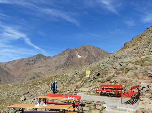 Direkt bei der Hütte weisen Wegtafeln zur Urkundkolm.