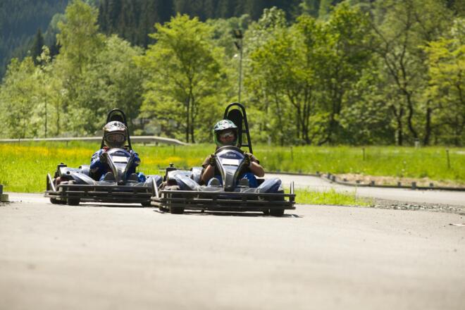 Mit Höchstgeschwindigkeit 370 m über glühenden Asphalt rauschen