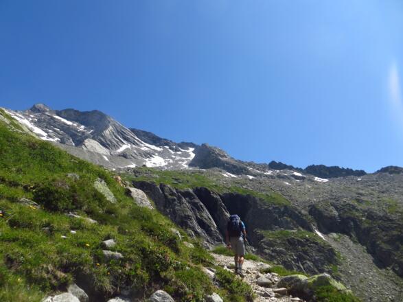 Der Landshuter Höhenweg quert unterhalb der Hohen Wand