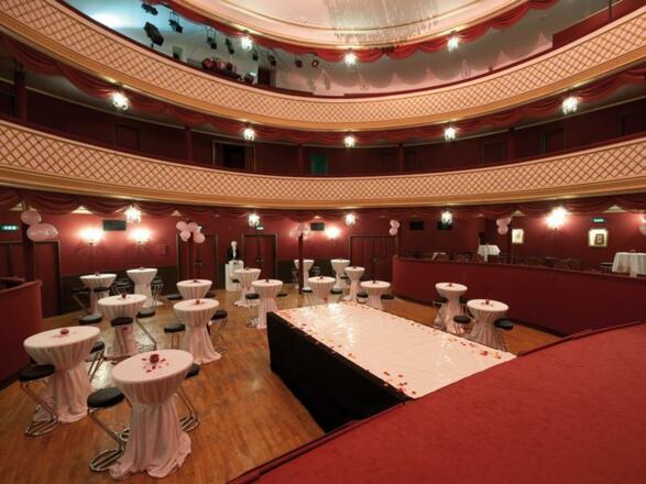 Stadttheater mit Laufsteg