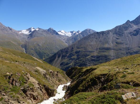 Viel Wasser führt der Rofenbach. Hinten Schalfkogel und Ramolkogel.