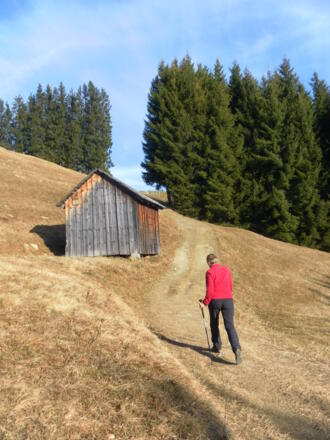 Stadel und Almkreuz von Maiensaß