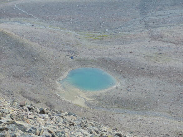 Tiefblick auf einen kleinen idyllischen See.