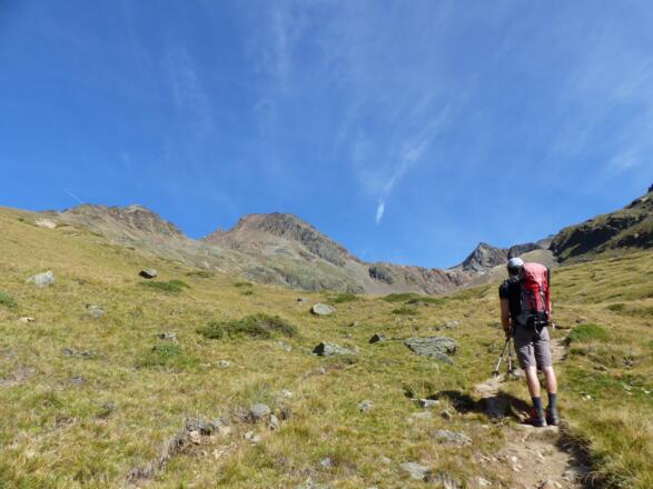 Genussvoll ist der Anstieg zur Breslauer Hütte. Hinten ragt der V. Brochkogel in den Himmel.