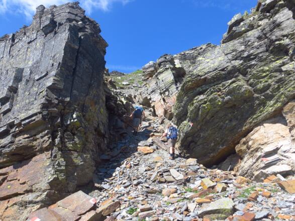 Durch eine felsumrahmte Rinne zum Gipfelaufbau