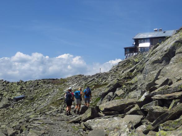 Hinter der Kuppe der Friedrichshöhe , dann die Hütte