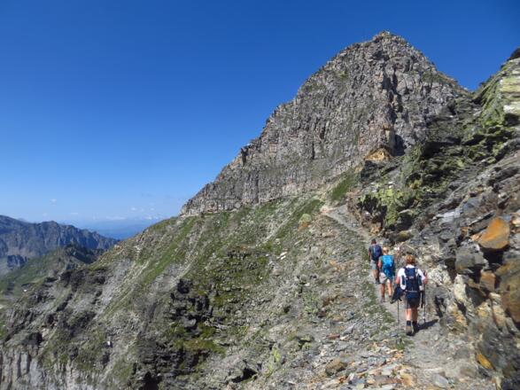 Der imposante Gipfelaufbau des Wolfendorns wird horizontal gequert