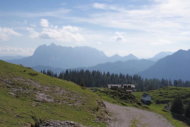 Fahrweg von der Hochtrittalm zum Straubinger Haus mit Kaiserblick