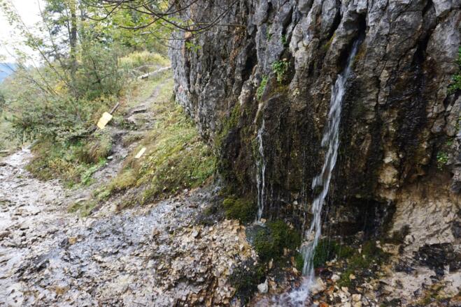 Felswand mit Quelle - hier beginnt rechts der Anstieg zum Schuhmacherkreuz