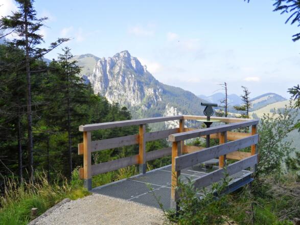 Fernrohr mit Blick auf die Gedererwand