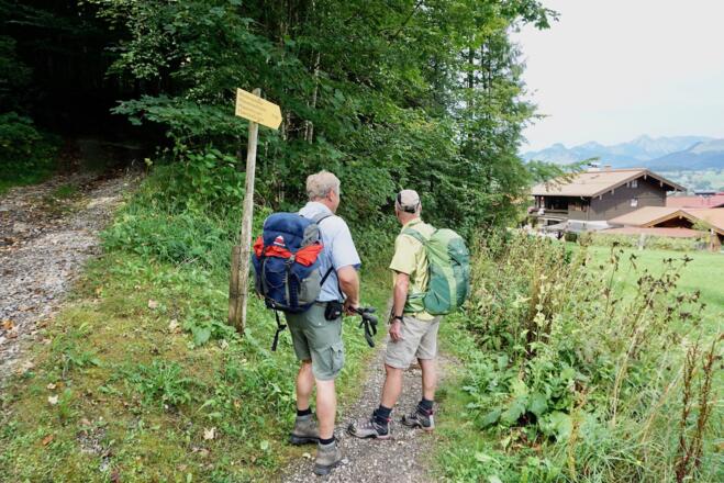 Wanderweg vom Parkplatz zum Fahrweg zur Zwerchen- und Klausenbergalm