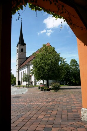 Blick auf den Halfinger Dorfplatz und Kirche