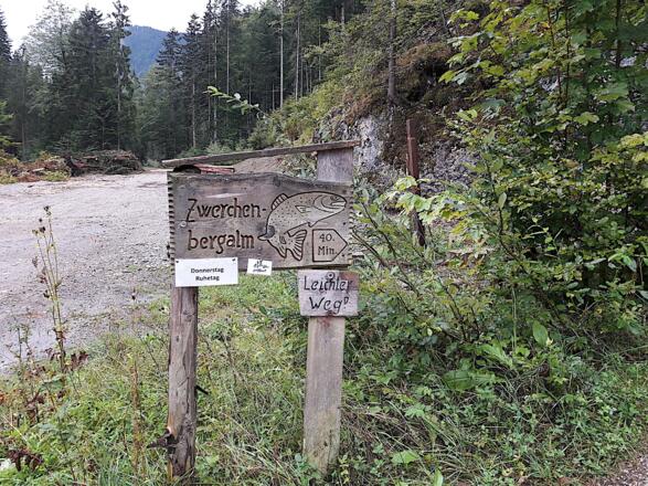 Starthinweisschild am Parkplatz Blindau