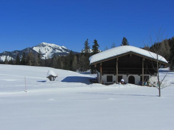 schöner Rastplatz an einer Almhütte auf der Hemmersuppenalm