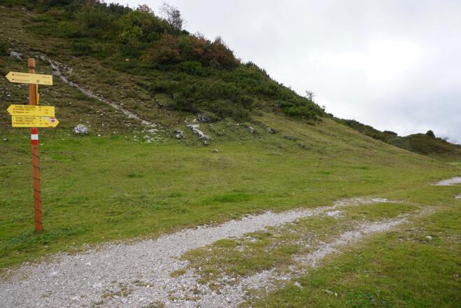 Einmündung in den Fahrweg zur Hochtrittalm