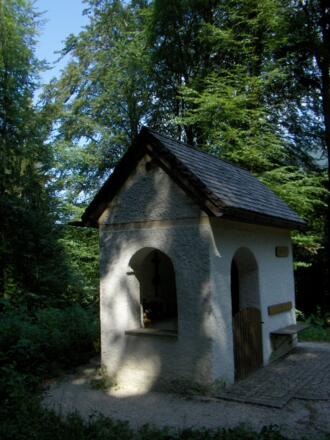 Auf die Hofkapelle treffen wir im Wald. 